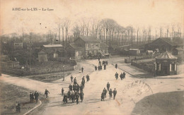 Aire Sur La Lys * Route Et Place De La Gare * Cachet Militaire Au Dos : Service Des Chemins De Fer * Militaria - Aire Sur La Lys