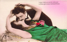 COUPLES - L'amour  Idéalise Et Rend  Plus  Séduisante - Couple S'embrassant - Carte Postale Ancienne - Couples