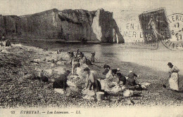 REPRODUCTION CARTE ANCIENNE - H11 - CARTES D'AUTREFOIS - SEINE MARITIME - ETRETAT - LES LAVEUSES - Etretat