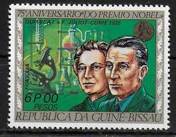 GUINEE BISSAU     N° 49    * *  Prix Nobel   Juliot Curie  Chimie   Physique - Química