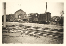 épinal * Gare Dépôt Train * RARE Photo Ww2 Guerre 39/45 War * Photo Ancienne 11 Mai 1944 Format 8.8x6.2cm - Epinal