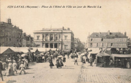 Laval * La Place De L'hôtel De Ville Un Jour De Marché * Foire Marchands - Laval