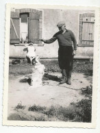 Photographie Homme Paysan Avec Chien En 1953 A  St Joris Photo 11x8,5 Cm Env - Anonyme Personen