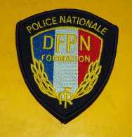 ECUSSON TISSU : POLICE NATIONALE , DFPN FORMATION AVEC VELCRO AU DOS  , ETAT NEUF VOIR PHOTOS  . POUR TOUT RENSEIGNEMENT - Ecussons Tissu