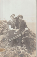 DEAUVILLE  - Deux Femmes Qui Posent ( Carte Photo ) - Deauville