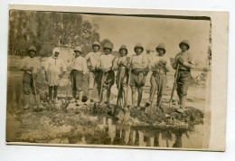 AFRIQUE à Localiser CARTE PHOTO Militaires Et Indigène Pelles En Mains Lit De Fleuve 1910   D12 2023 - Collections & Lots