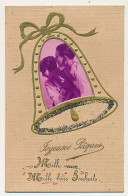CPA Fantaisie - Portrait D'un Couple Incrusté Dans Une Cloche - Léger Flocage - TTB - Easter