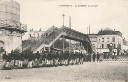 Compiègne * La Passerelle De La Gare * Passage à Niveau Ligne Chemin De Fer * Troupe Militaires Régiment - Compiegne