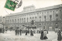 Lyon * La Place St Pierre * Statue * Ligne De Tram Tramway Rails - Lyon 4