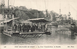 Brest * Le Port Militaire * Le Pont Transbordeur , La Nacelle * Militaires - Brest