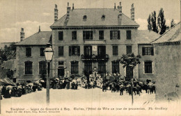 CLELLES L'HOTEL DE VILLE UN JOUR DE PROCESSION - Clelles