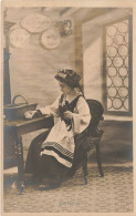 FRANCE - Alsace - Une Jeune Fille Assise Dans La Cuisine - Carte Postale Ancienne - Alsace