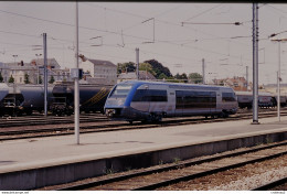 Photo Diapo Diapositive Slide Train Auromoteur TER SNCF Et Wagons De Céréales à L'arrière Le 21/06/2000 VOIR ZOOM - Diapositives