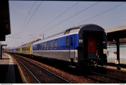 Photo Diapo Diapositive Slide Train Locomotive Voiture De Service SNCF Le 21/06/2000 VOIR ZOOM - Diapositives