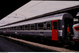 Photo Diapo Diapositive Slide Train Locomotive Voiture Voyageurs SNCF De 1ère Classe Le 22/06/2000 VOIR ZOOM - Diapositives