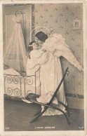 FANTAISIES - Un Enfant S'agrippant à Une Femme Déguisée En Ange - Carte Postale Ancienne - Women