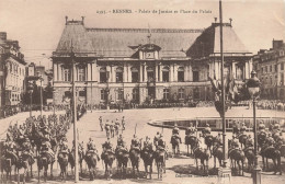 Rennes * Palais De Justice Et Place Du Palais * Cérémonie Militaire - Rennes