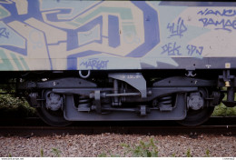 Photo Diapo Diapositive Slide Train Locomotive Wagon Fourgon De Train Corail SNCF Avec Taggs Le 28/07/2000 VOIR ZOOM - Diapositives