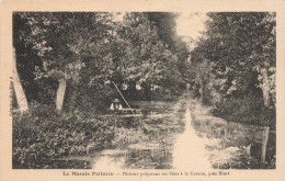 Niort * Environs * Pêcheur Préparent Ses Filets à La Garette * Pêche - Niort