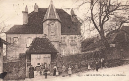 Sellières * Route Et Vue Sur Le Château * Villageois - Autres & Non Classés