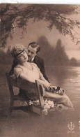 COUPLES - Couple Sur Un Banc - Carte Postale Ancienne - Koppels