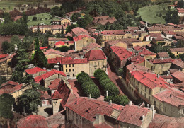 Montguyon * Vue Aérienne Sur La Commune Et La Place De La Mairie - Autres & Non Classés