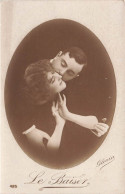 COUPLES - Le Baiser - Couple Qui S'embrasse - Carte Postale Ancienne - Paare