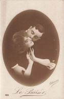 COUPLES - Le Baiser - Couple Qui S'embrasse - Carte Postale Ancienne - Coppie