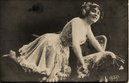 13329    SPECTACLE -  Photo  De OLLY  JULLY   Vers 1900  Opéra - Théatre - Danse - Cabaret Signée En Bas à Droite - Opéra