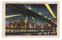 UNITED STATES // NEW YORK CITY // SKYLINE OF LOWER MANHATTAN AT NIGHT FROM UNDER BROOKLYN BRIDGE // 1947 - Bruggen En Tunnels