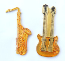 Lot De 2 Pin's Nacrès INSTRUMENTS DE MUSIQUE - Saxophone Et Guitare électrique - M883 - Lots