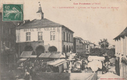 CPA (65) LANNEMEZAN L'Hôtel De Ville Et Place Du Marché Marchand Ambulant - Lannemezan