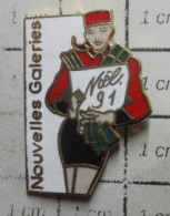 515A Pin's Pins / Beau Et Rare /  NOEL / 1991 GROOMETTE SEXY NOUVELLES GALERIES Par ARCANE - Natale