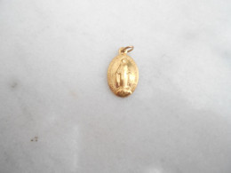 Pendentif Religieux Doré Avec Vierge - Pendants