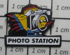 316A  PINS PIN'S / Beau Et Rare : PHOTOGRAPHIE / APPAREIL PHOTO STATION PETIT OISEAU QUI VA SORTIR - Fotografía