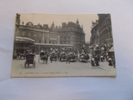 LONDON  LONDRES  ( ENGLAND ANGLETERRE ) LONDON BRIDGE STATION TRES ANIMEES  TRES NOMBREUX ATTELAGES 1908 - London Suburbs