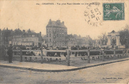 CPA 28 CHARTRES / VUE PRISE PLACE CHATELET UN JOUR DE MARCHE - Chartres