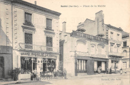 CPA 72 SABLE / PLACE DE LA MAIRIE / GRAND BAZAR DE LA SARTHE / BARRAUD - Sable Sur Sarthe