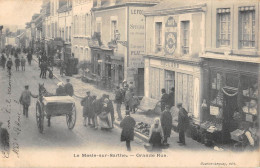 CPA 72 LE MESLE SUR SARTHE / GRANDE RUE - Autres & Non Classés