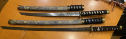 Deux épées Déco Japonaises (katanas) Sont Gris-noir. L'Europe. M1960 (H266). - Armes Blanches