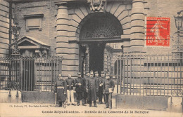 CPA 75 PARIS IVe / GARDE REPUBLICAINE / ENTREE DE LA CASERNE DE LA BANQUE - Formación, Escuelas Y Universidades