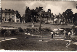 Bagnoles De L'orne Le Golf Miniature Et Les Hotels - Bazoches Sur Hoene