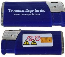 Espagne Mini Briquet Lighter Isqueiro Bleu Yo Nunca Llego Tarde, Solo Creo Expectativas - Altri & Non Classificati