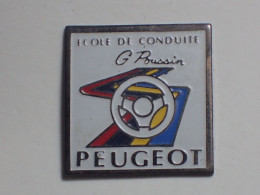 Pin's Peugeot ECOLE DE CONDUITE G POUSSIN - Peugeot