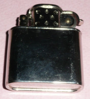 Rare Ancien Briquet Tempête à Essence En Métal, Dans Le Style ZIPPO - Sonstige & Ohne Zuordnung