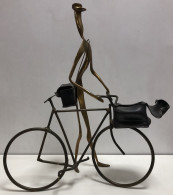 Le Facteur à Vélo, Sculpture Stylisée En Laiton, TB - Poste