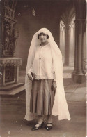 FANTAISIE - Femme - Une Jeune Femme Avec Un Voile Sur Les Cheveux - Catholique - Carte Postale Ancienne - Women