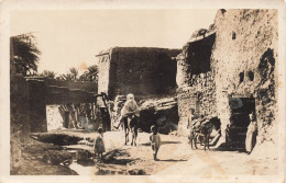 ALGERIE - Scènes Et Types - Dans Un Village - Carte Postale Ancienne - Escenas & Tipos