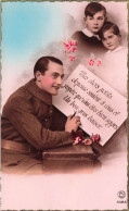 ENFANTS - Un Soldat écrivant Une Lettre à Ses Enfants - Colorisé Bleu - Pc Paris - Carte Postale Ancienne - Sonstige & Ohne Zuordnung