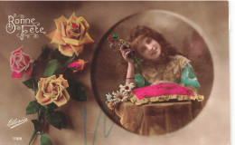 ENFANT - Bonne Fête - Une Fillette Trenant Une Rose Appuyée Sur Un Coussin - Gloria - Carte Postale Ancienne - Sonstige & Ohne Zuordnung